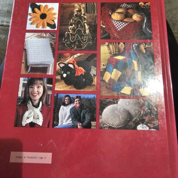 CROCHET LEISURE ARTS"HOME WITH CROCHET" BOOK HARD COVER 144 PGS BEAUTIFUL BOOK - Picture 2 of 3